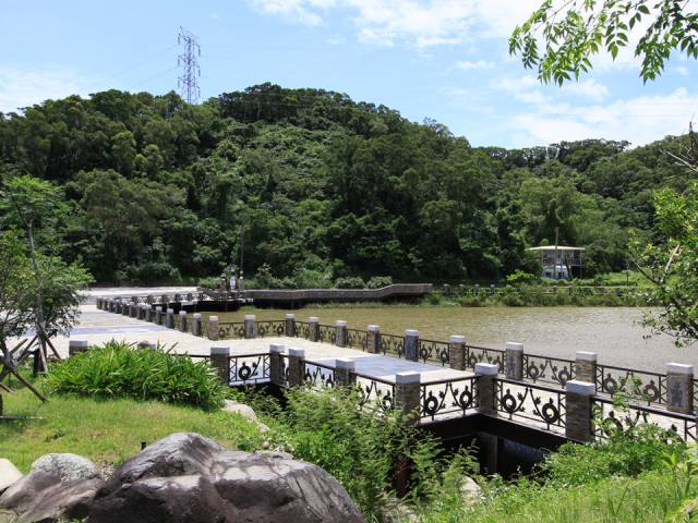 金龍湖:湖面與棧道
