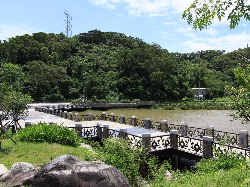 金龍湖：湖面與棧道