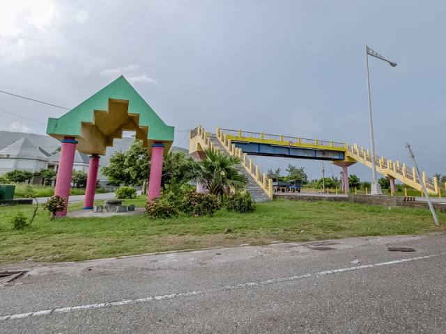 彩虹街：彩色拱門與步道
